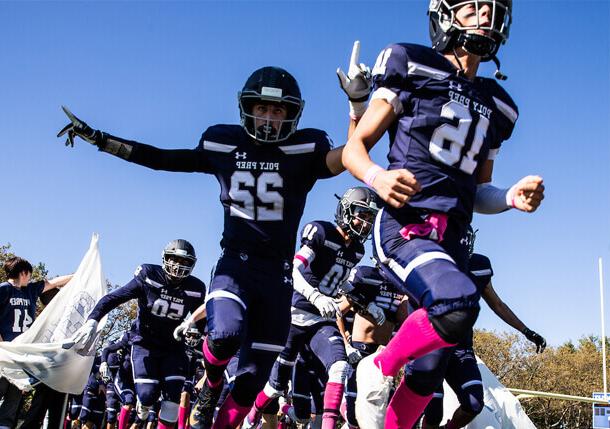 保利预科 Homecoming 足球 players running to the field